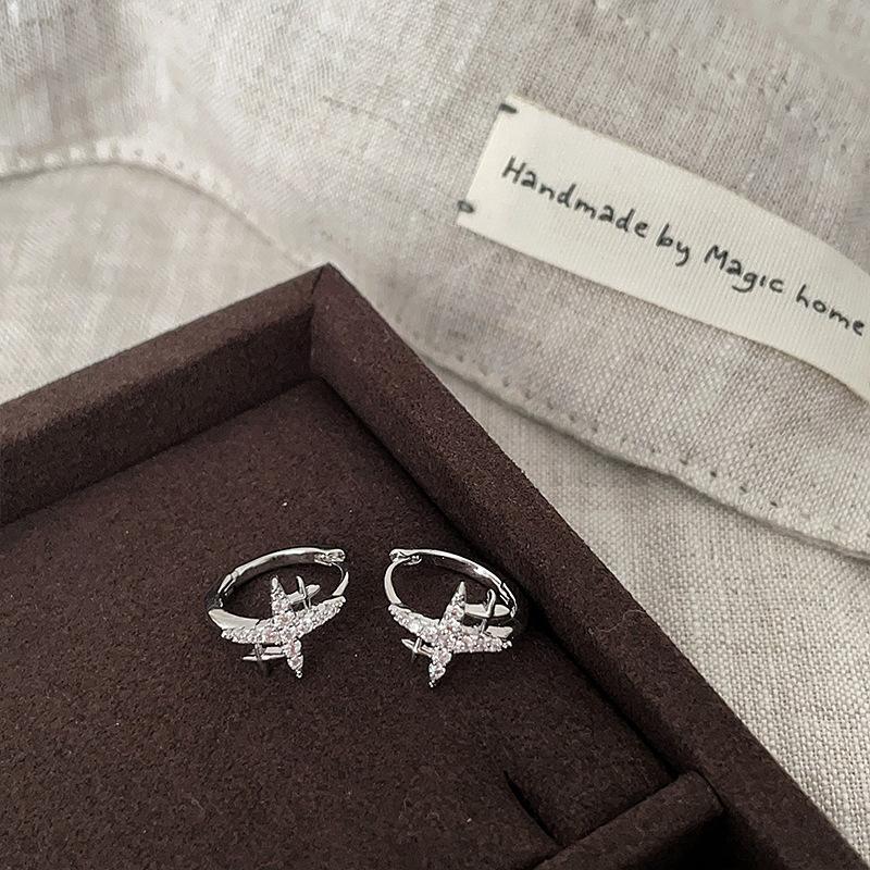 

Light Luxury Fine Glitter Zircon Four-Pointed Star Ear Buckle Women S Retro Elegance Personality Trend Fashion Temperament Versatile Earrings