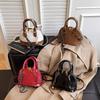 Die Handtasche ist modisch und retro, die Umhängetasche ist stilvoll und die Crossbody-Muscheltasche ist stilvoll