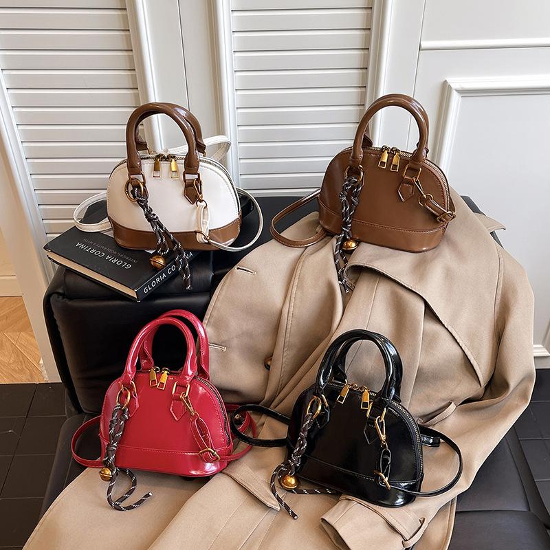 Die Handtasche ist modisch und retro, die Umhängetasche ist stilvoll und die Crossbody-Muscheltasche ist stilvoll