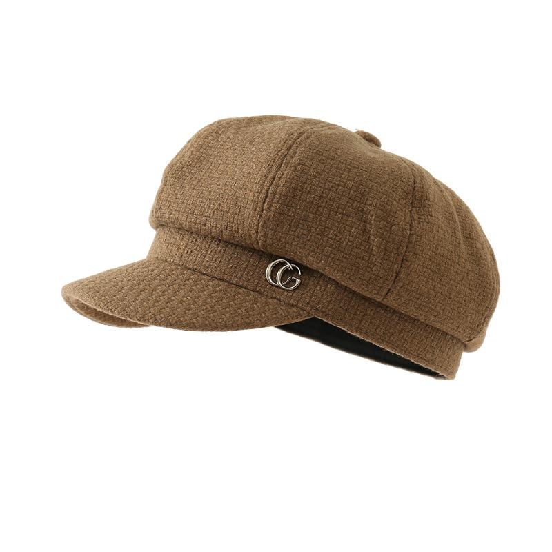 

Корейская версия новой осенне-зимней шляпы для женщин, модная универсальная бейсболка в британском стиле с металлическим логотипом, ретро-литературная восьмиугольная шляпа, тренд average size