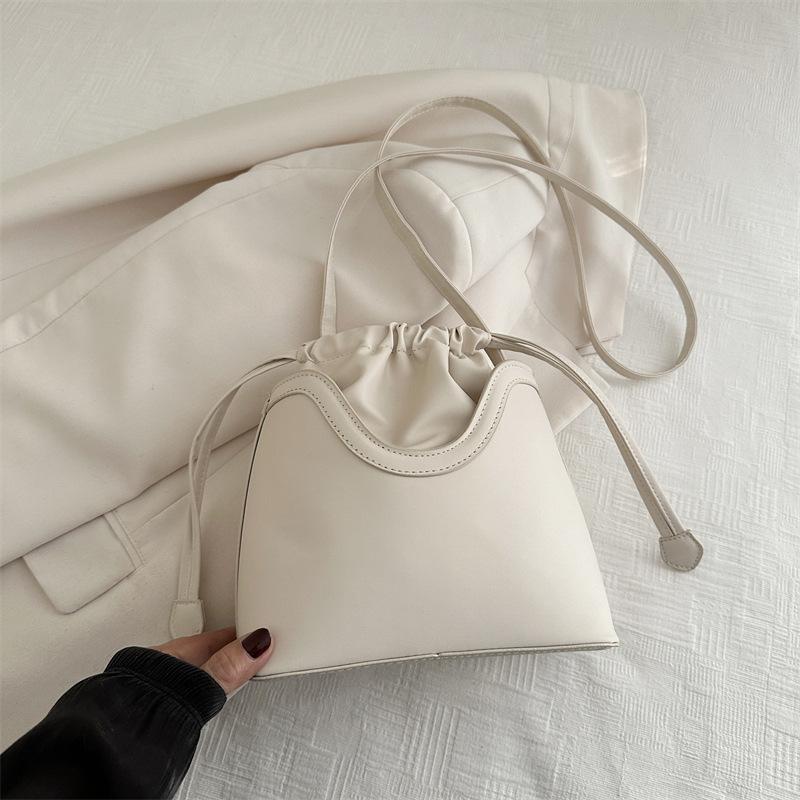 Textured Retro Niche Design Bag Women's 2025 New Trendy Fashion Pumping Strap Shoulder Messenger Bag Underarm Bucket Bag