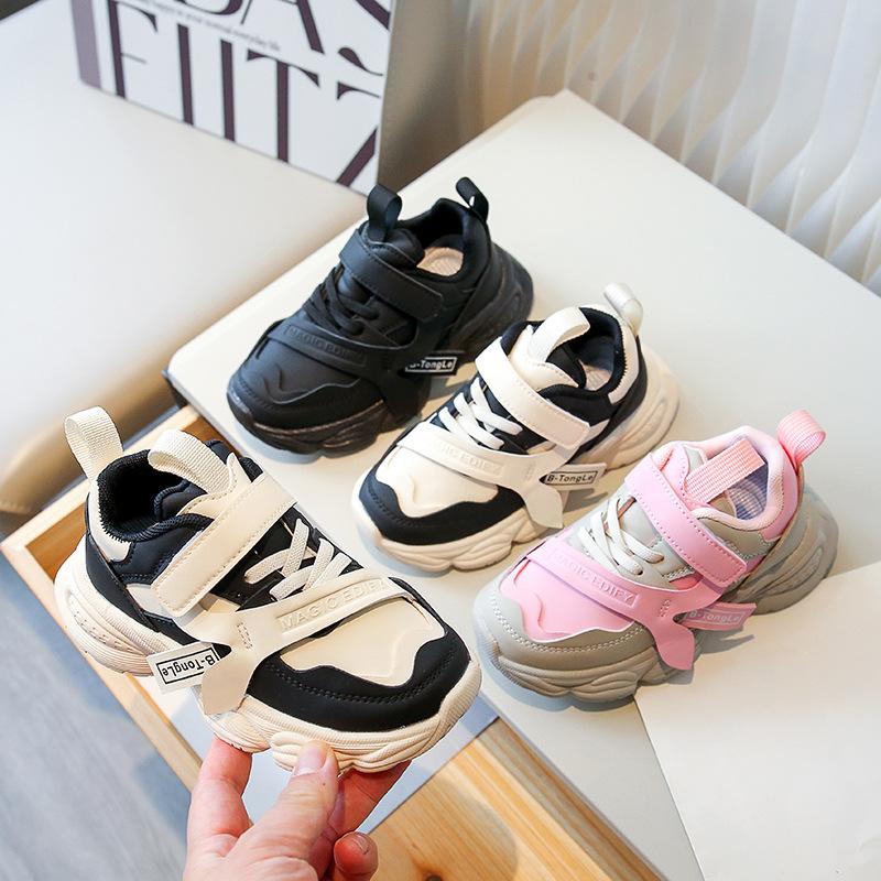 

Обувь для девочек. Детская спортивная обувь для папы. Коллекция 2023 года. Новая противоскользящая кожаная поверхность. Модные повседневные туфли для мальчиков в стиле Форрест Гамп.