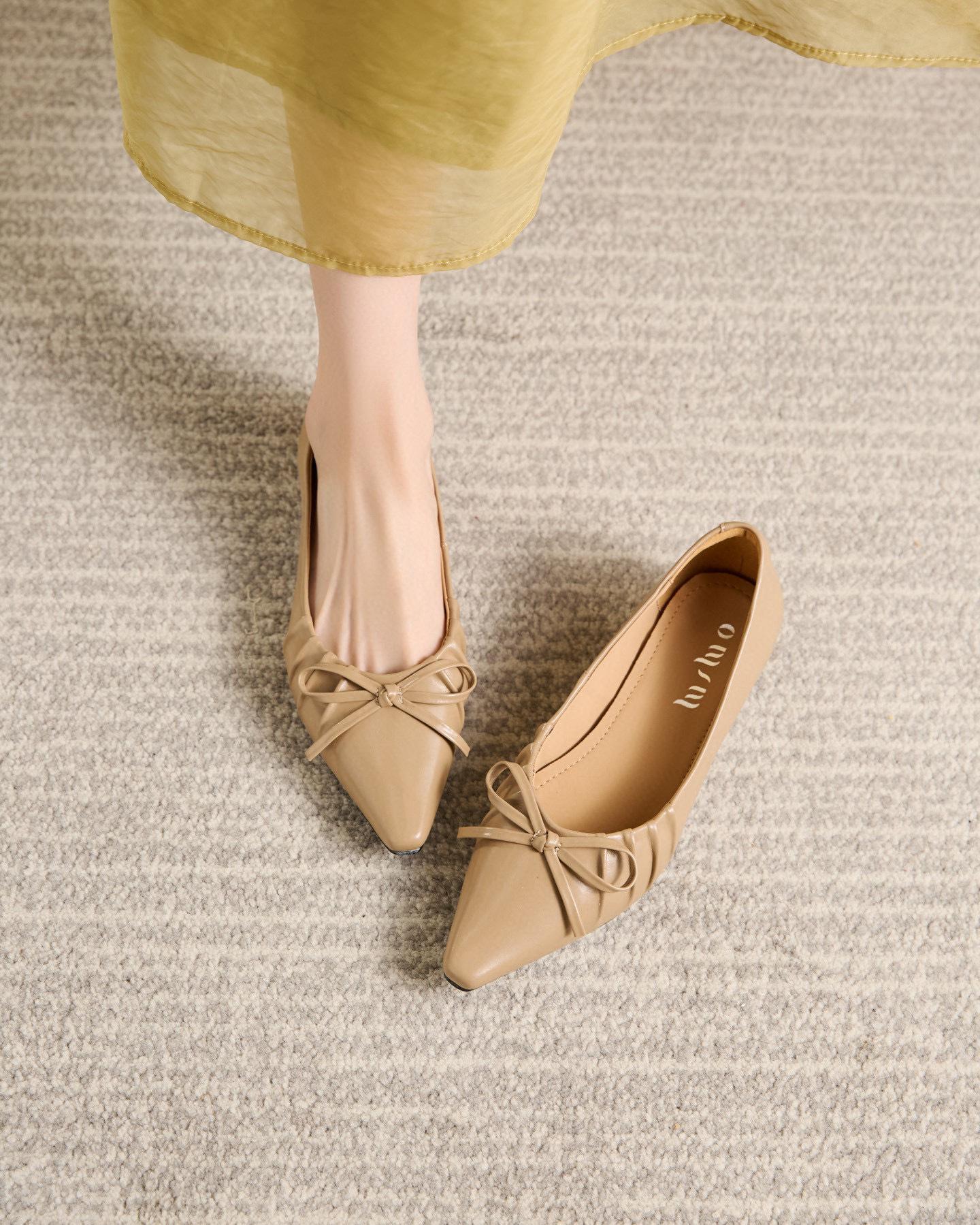 

Pointed flat shoes women s 2025 gentle temperament French small single shoes bow low heel light mouth loafers lazy shoes 40 абрикосовый
