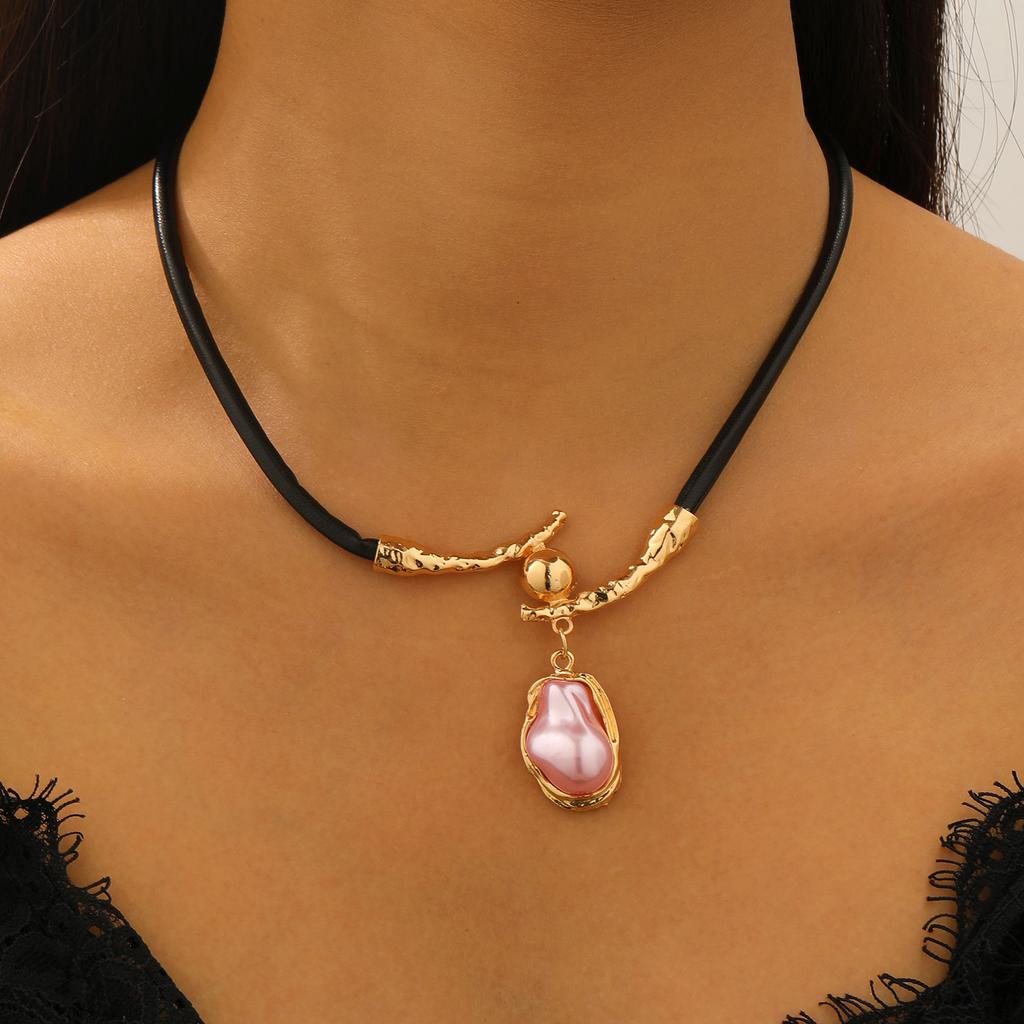 Baroque Pearl Pendant Choker Necklace for Women