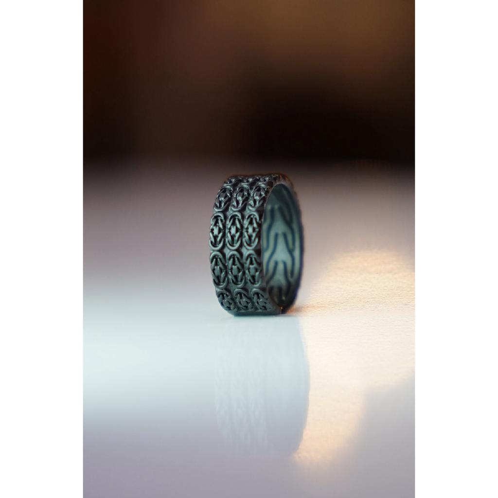 Verstellbarer schwarzer Ring mit Fischgrätenmuster