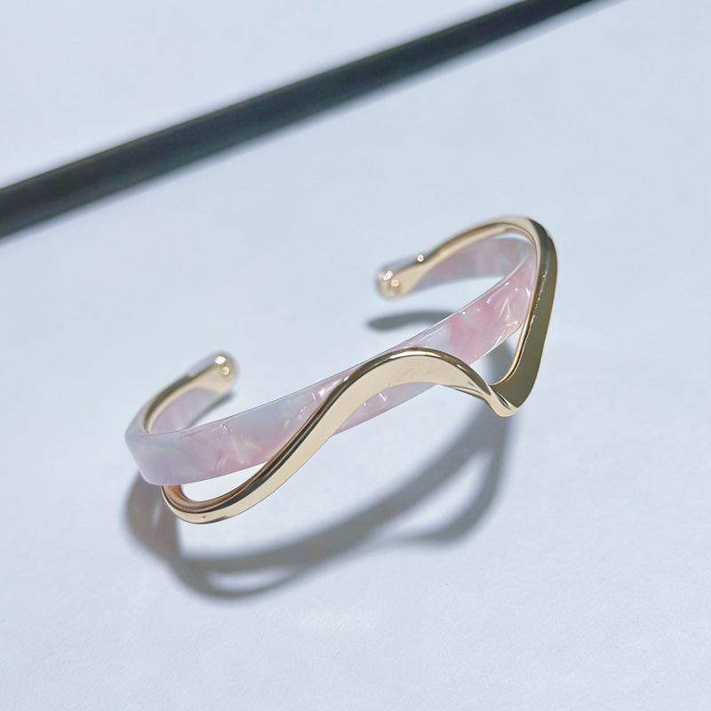 Luxury-lite Plastic Bracelet with Curved Metallic Texture, A Unique Design for Fashionable Jewelry.