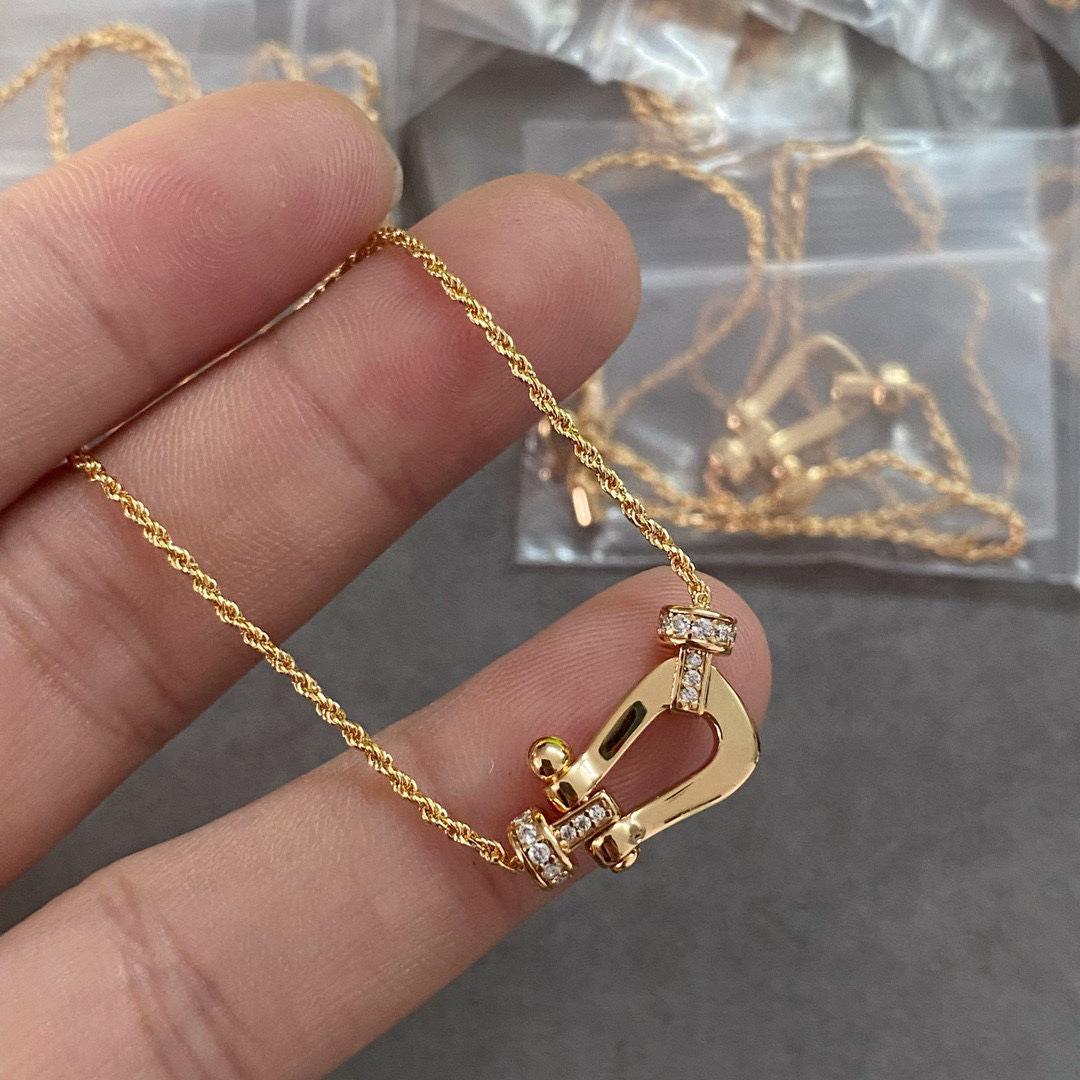 

F Family Horseshoe Buckle Necklace: Medium Semi-Diamond, CNC Carved, 18K Gold-Plated Exquisite Choker Clavicle Chain.
