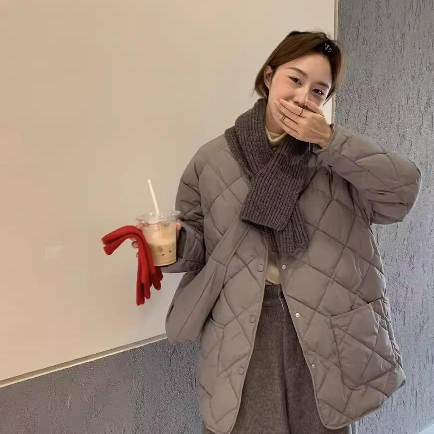 Round neck rhombus down jacket for women with scarf, winter new light and thin loose white duck down jacket with bag.