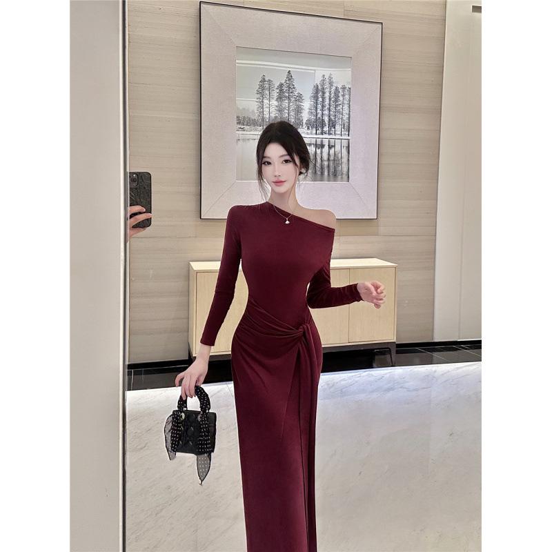 

Sleek Off-the-Shoulder Slim-Fit Dress with Lace-Up Waist and Oblique Neckline Large