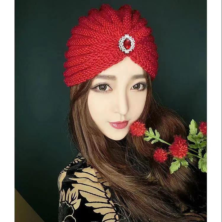 Autumn and Winter Simple and Versatile Knitted Headgear, Rhinestone Forehead Gem, High-end Hat, Warm and Thin Retro Women's Wool Hat