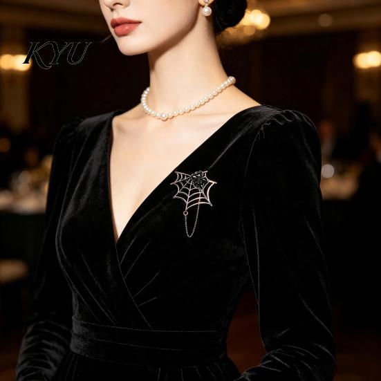 Gruselige Brosche Pin Gothic Spinnennetz für Halloween, Funkelnder Strass Revers Hut Tasche Zubehör Pin, Feiertagskleidung Schmuck Damen Herren Stil