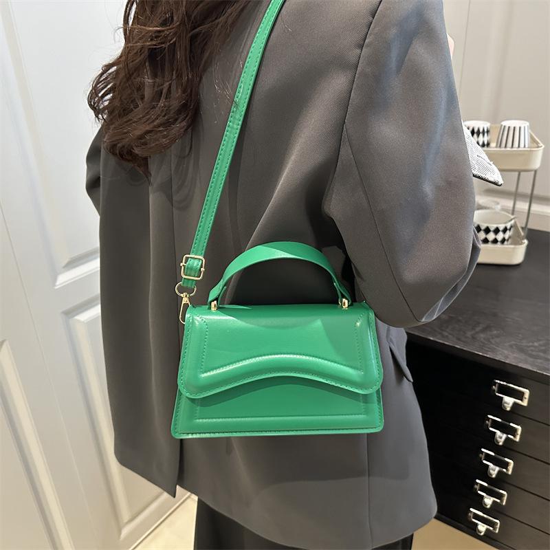 Personalized trend contrasting colors, fashionable and simple 2025 summer indentation new single shoulder oblique span portable small square bag