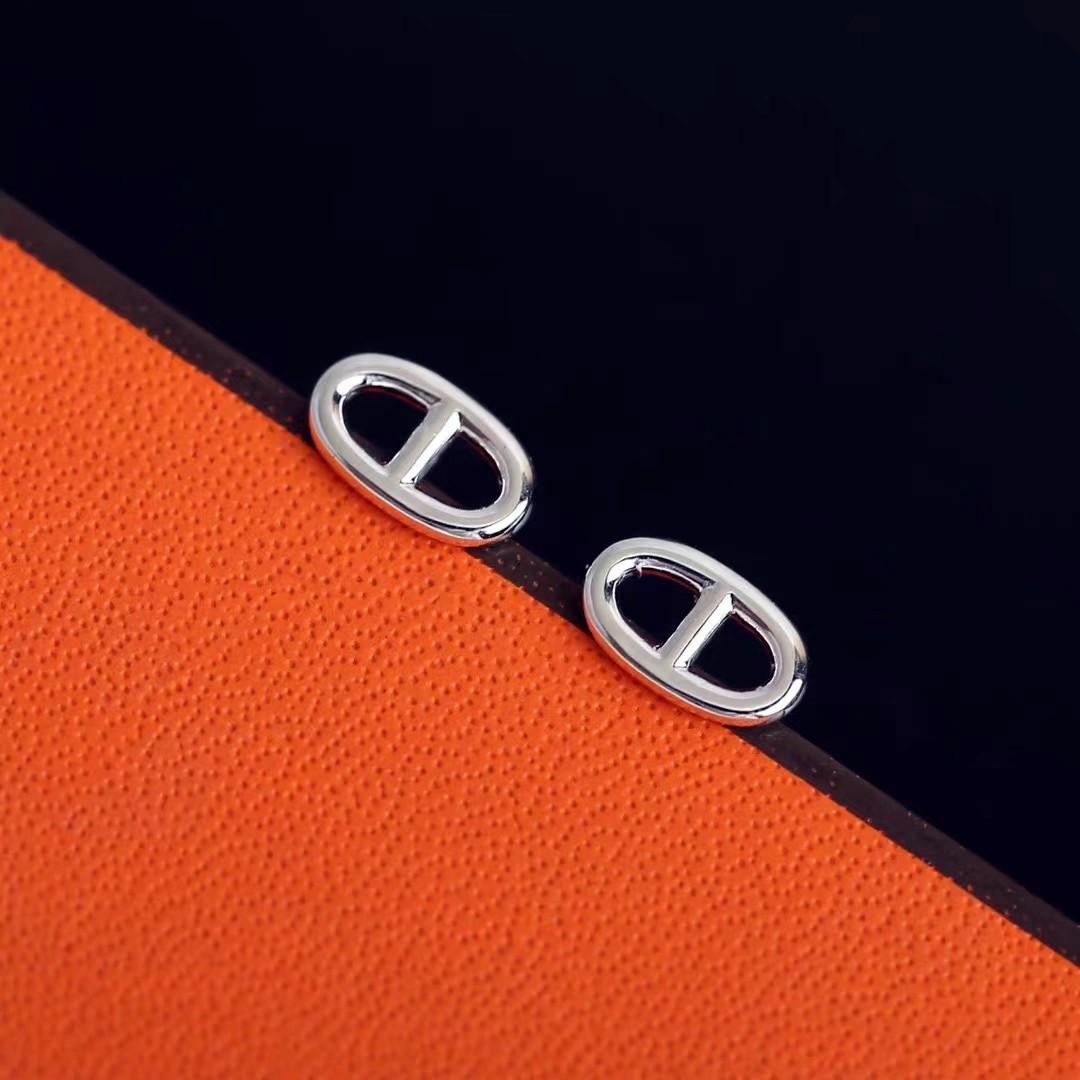 

Pig nose stud earrings women s 8-type CD letter earrings light luxury ins niche simple hollow smooth Japanese character plain ring earrings