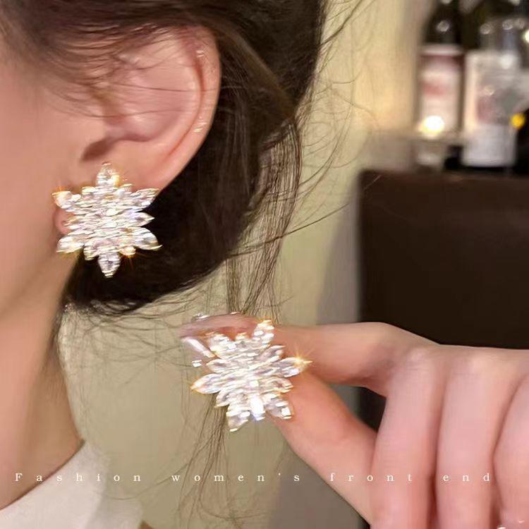 

2025 Изысканный нишевый дизайн Простые роскошные серьги для женщин - Универсальные серьги-гвоздики высокого класса