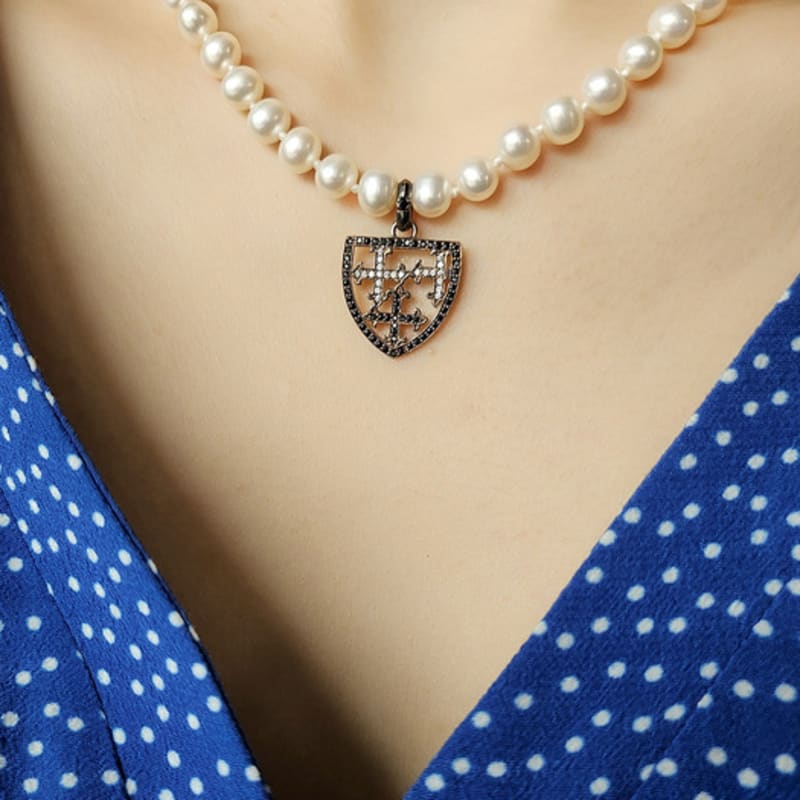 

Eliz by Lizgallery CROSS SHIELD Pendant Pearl Necklace_white White
