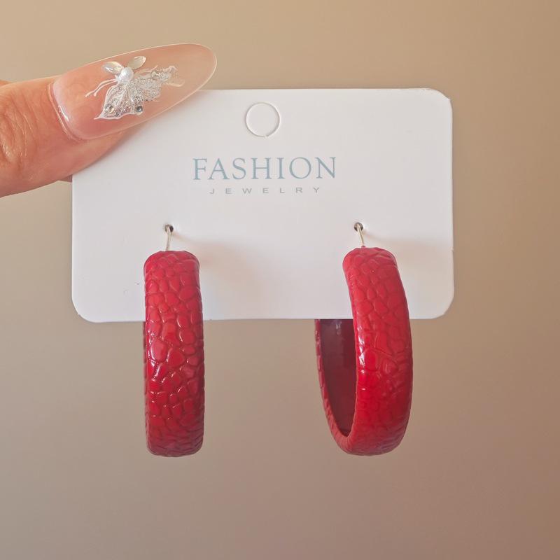 Orecchini Rossi Borchiati alla Moda Stile Hong Kong 2025 per Donna: Moda Elegante Autunno/Inverno di Alta Gamma