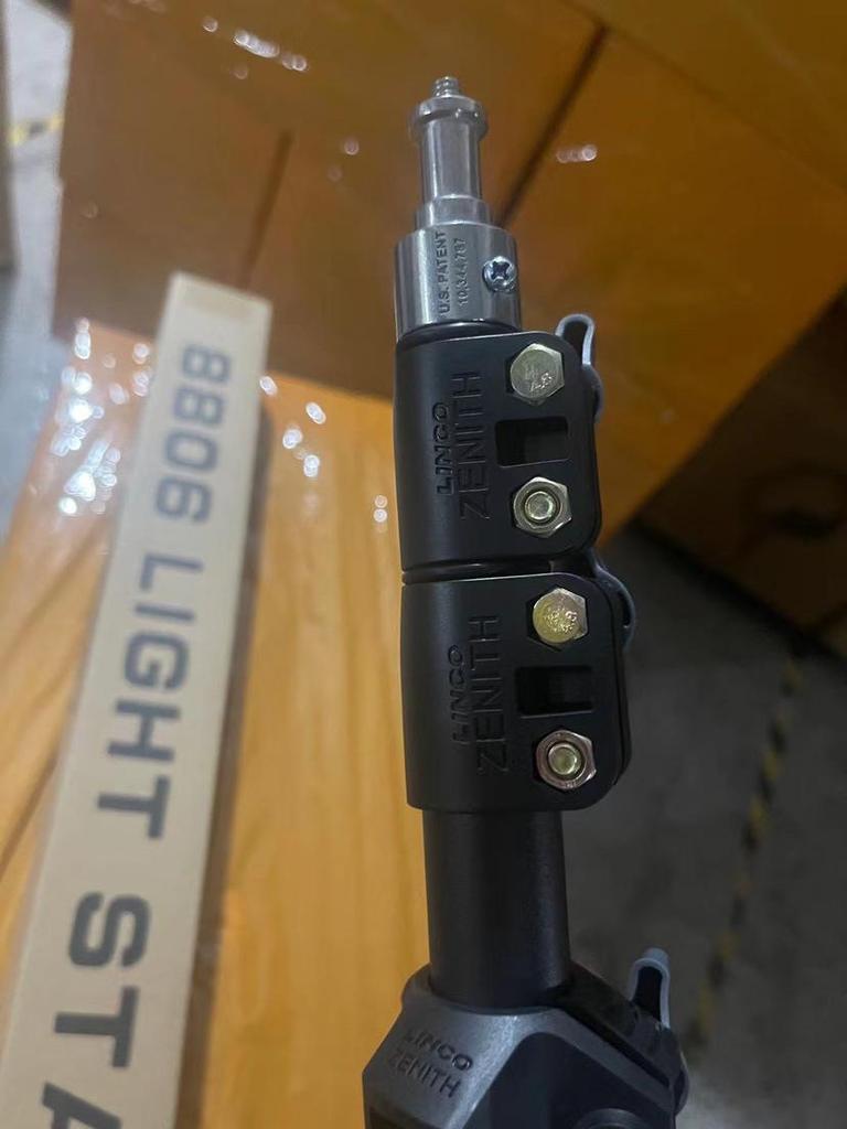 Rotating Floor-Standing Tripod with Fill Light for Mobile Live Broadcasting and Selfie
