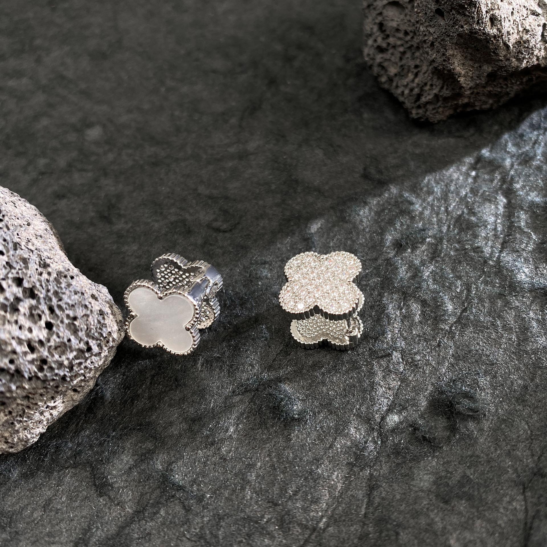 Premium Leichter Luxus 18K Zirkonia Doppelseitige Vierblättriges Kleeblatt Ohrringe Schnalle Schwer Damenohrringe gray