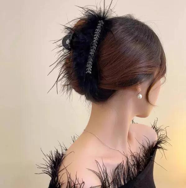 

Temperament plush feather grab clip disc hair clip female back of head black fluffy shark clip headdress