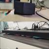 Zvýšený stojan pro soundbar s protiskluzovými gumovými nožičkami pro stabilní umístění a čistý zvuk