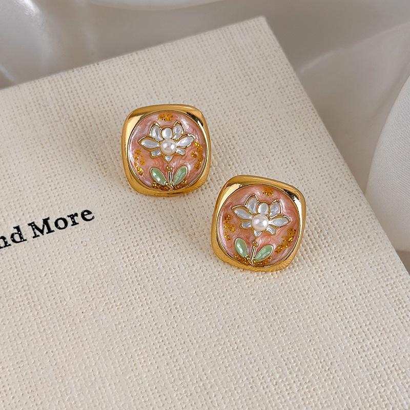 

2026 New Gold Plated Alloy Stud Earrings For Women Pink Blue Enamel Flower Square Coin Shiny Flake Simulated Pearl Jewelry розовый