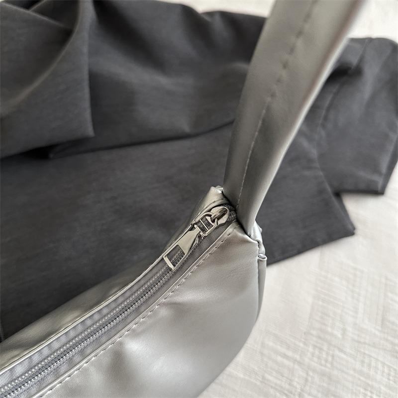 Niche texture underarm bag women, new summer messenger bag feeling cloud silver crescent shoulder bag
