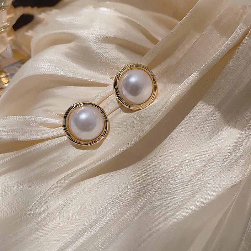 Boucles d'oreilles de luxe tendance 2024 accrocheuses pour femmes: Boucles d'oreilles à clous tendance et polyvalentes pour l'automne et l'hiver