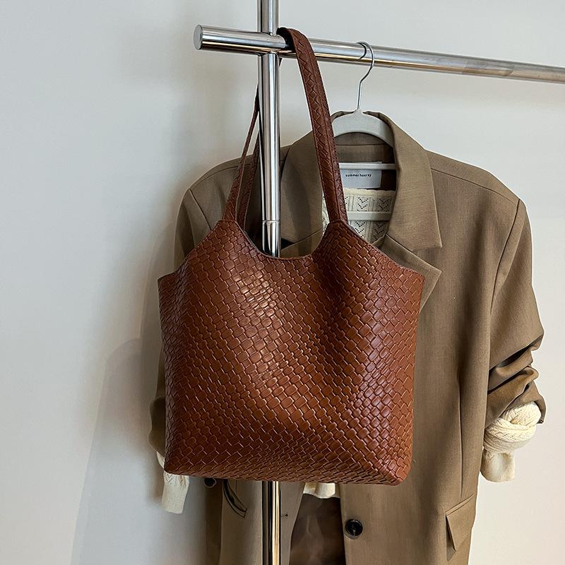 Women's large-capacity shoulder bag 2025 spring and summer new versatile commuter bag, underarm bag, popular tote bag trend this year