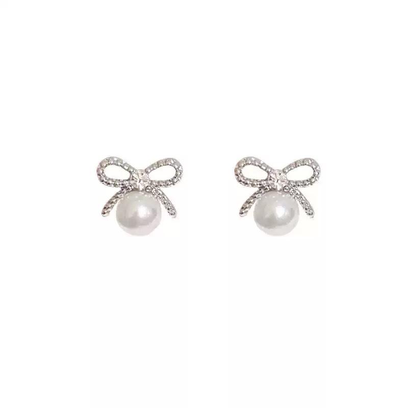 Temperament Suitable for Spring, Butterfly Pearl Stud Earrings, High-end Sense, No Earrings, Light Luxury, Niche Mosquito Coil Disc Ear Clips.