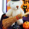 Halloween Bär in einer Box für Süßes oder Saures Handgemachter Hexen-Bär in Box Miniatur Plüschbär mit Hexenhut Besen Kürbis Katze für Halloween Party