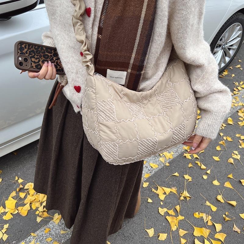 Autumn and winter cotton clothes messenger bag women's light and large-capacity new fashion and leisure versatile commuter tote bag
