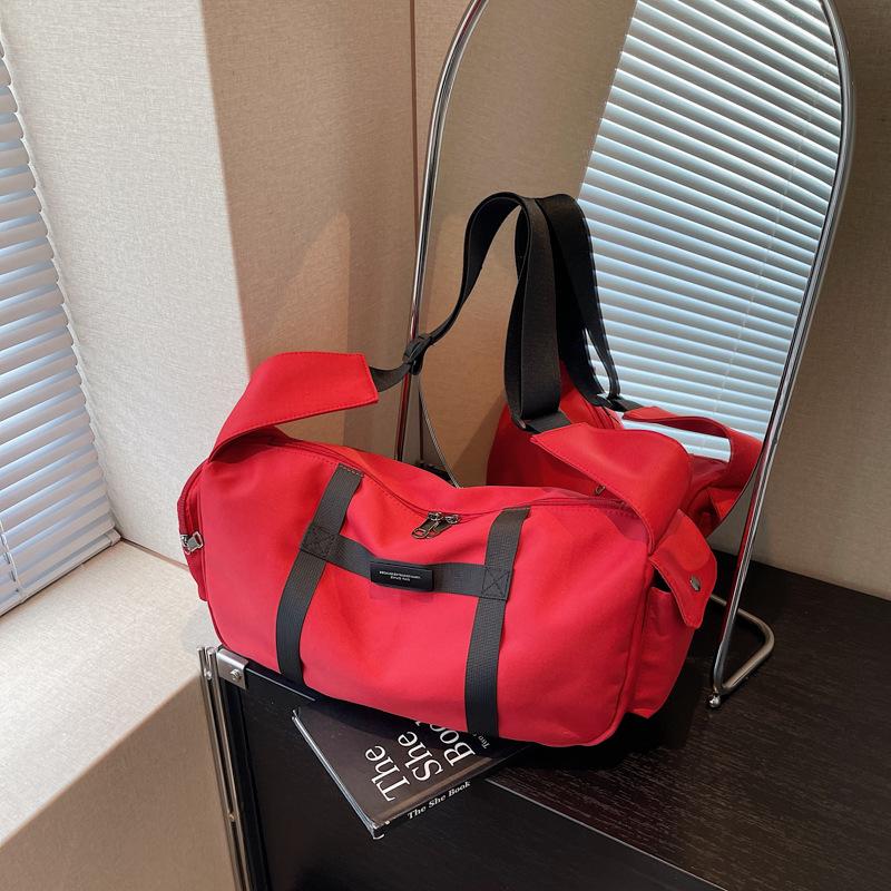 Large capacity leisure sports bag women's new versatile fashion bag shoulder messenger bag