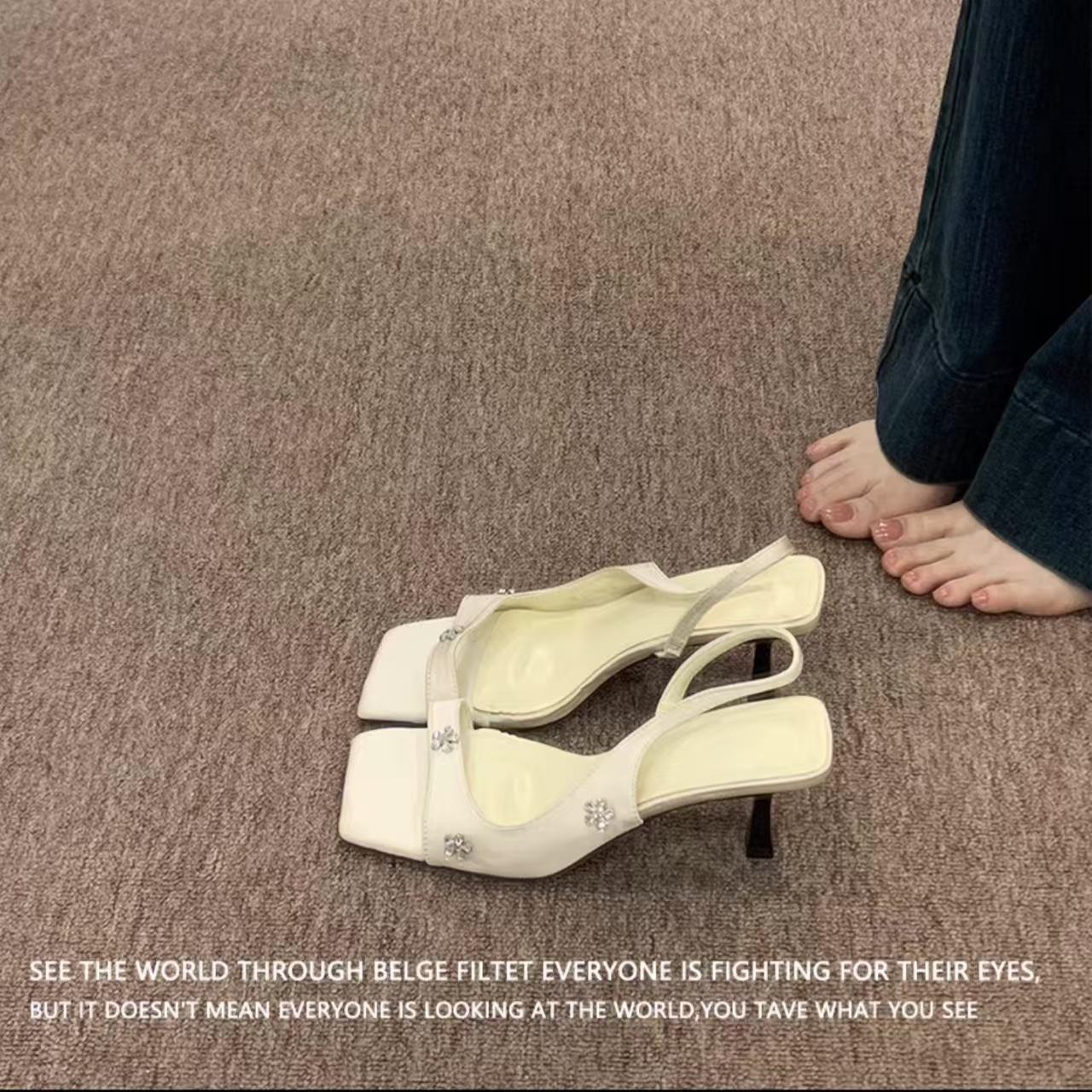 

Версия из овчины~ Французские красивые сандалии с открытым носком и цветком из стразов, женские 2025 новинка, шпилька на высоком каблуке с ремешком сзади 40 белый