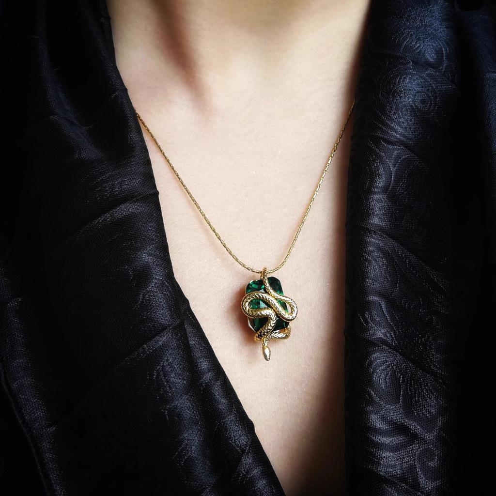 Fashionable and Versatile Snake Bone Chain Retro Magic Style Girl Necklace Pendant with Unique Temperament Inlaid