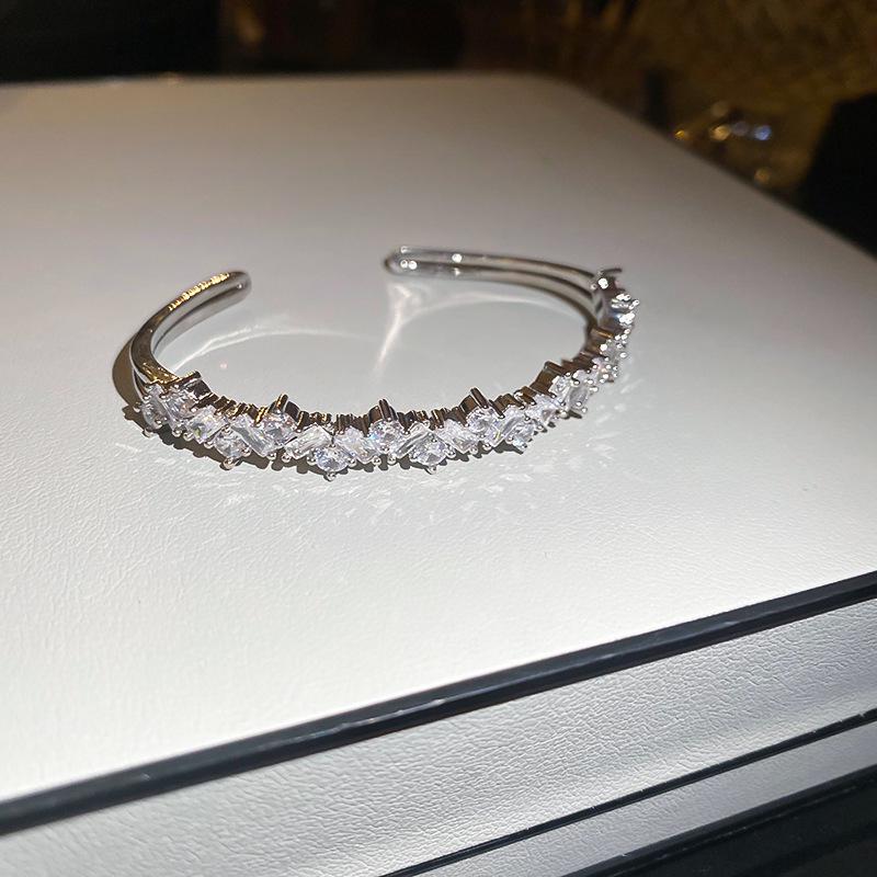 Elegantes Zirkon Buchstaben Blumen Armband: Hochwertiger vielseitiger Armreif für Damen