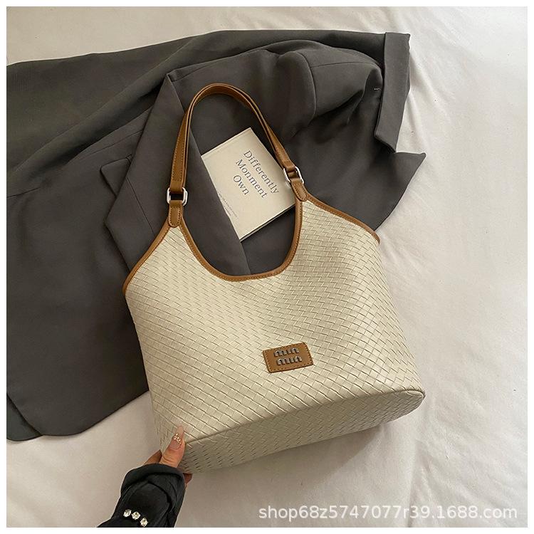

High-end woven bag women s 2025 new fashion underarm commuter bag texture high-end exquisite versatile messenger bag