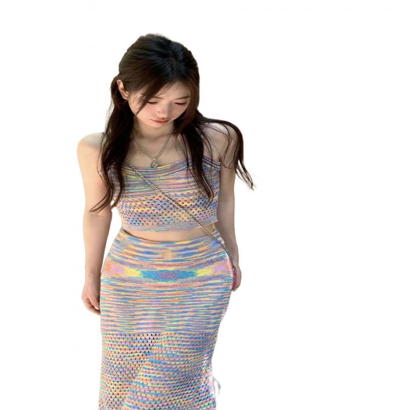 Set di vestito a righe arcobaleno lavorato a maglia con spalline sottili da donna - Perfetto per una vacanza estiva al mare fresca e dolce.