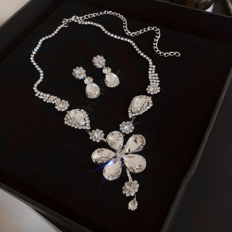 "High-End Luxury Drop Necklace and Earrings Set - European and American Niche Versatile Jewelry"