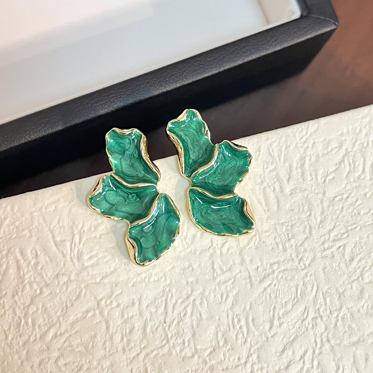 Mori Style Maple Leaf Drip Oil Flower Petal Stud Earrings - Elegant and Colorful Women s Accessory зелёный