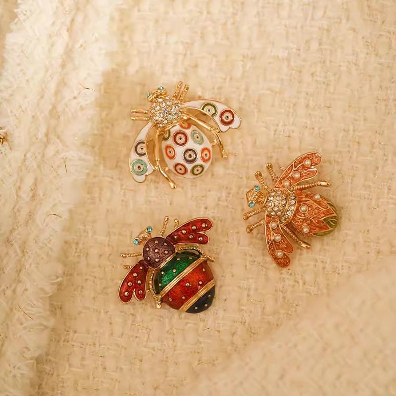 Bienenbrosche, Eine modische und Retro-Emaille-Insektenbrosche mit einem Nischendesign-Sinn