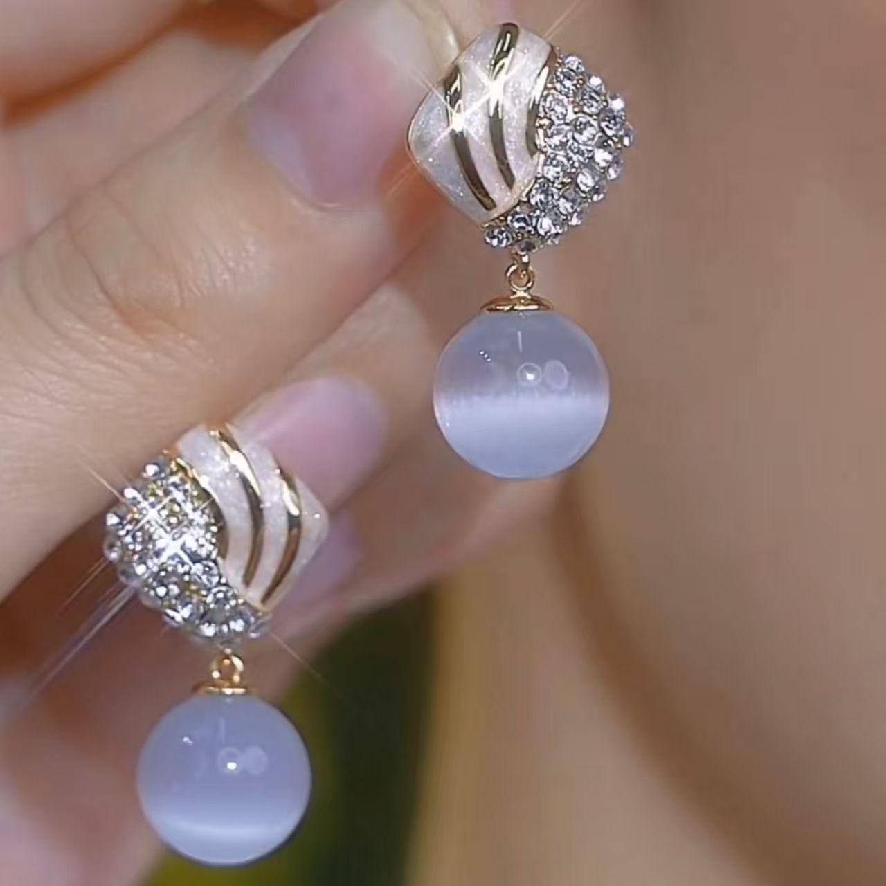 Elegant Rhinestone Cat s Eye Pearl Stud Earrings: Trendy, Exquisite, Light Luxury Fashion Accessories for Women