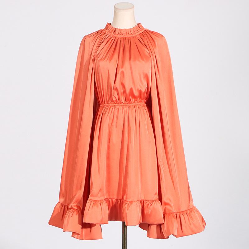 Sommermode 2025: Plissiertes Taillen-Rüschenkleid im Cape-Stil für Damen