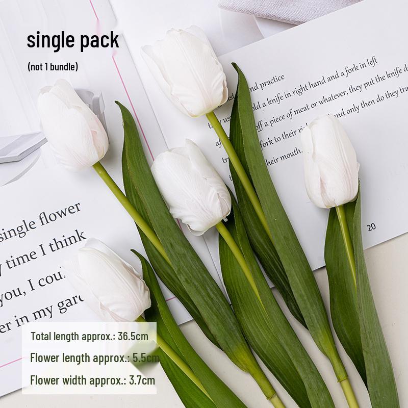 Minimalistischer Tulpen-Kuchenaufsatz mit frischen Blumen und Band für den Muttertag oder Geburtstag