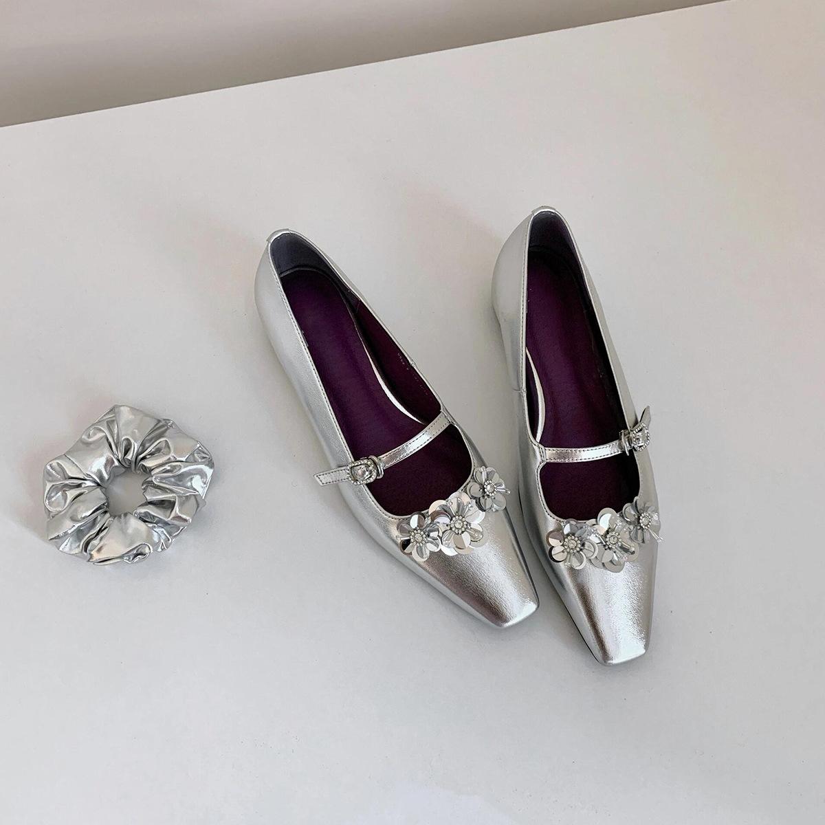 

Sheepskin version~ French flower word with silver Mary Jane shoes temperament square head light mouth with skirt height-increasing single shoes 35