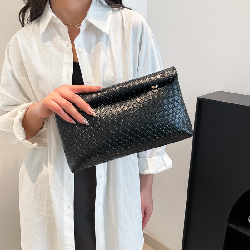 Casual and versatile crossbody bag women's spring and summer new Korean shoulder bag fashion trend commuter pillow bag for women