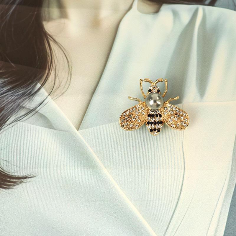 Elegante Strass-Bienenbrosche: Damen Anti-Exposure Kragen Pin für Hemden und T-Shirts