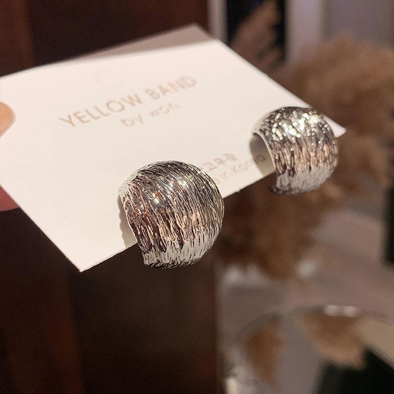 Retro Personality Glossy Spherical Earrings Temperament Earrings Female Niche Design Sense of Senior Light Luxury Earrings Tide Ladies Jewelry