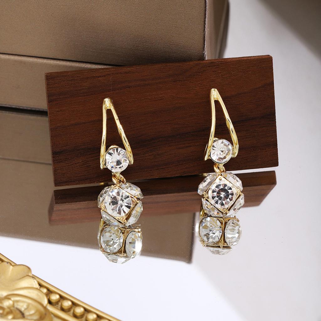 Temperament Light Luxury High-End Diamond Earrings, Simple Niche Design Geometric Round Earrings Women