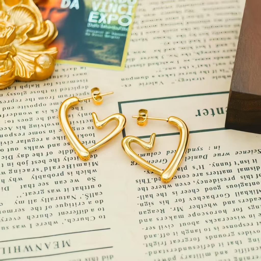 French retro ins stylish and simple design irregular heart-shaped titanium steel stud earrings European and American INS style versatile earrings