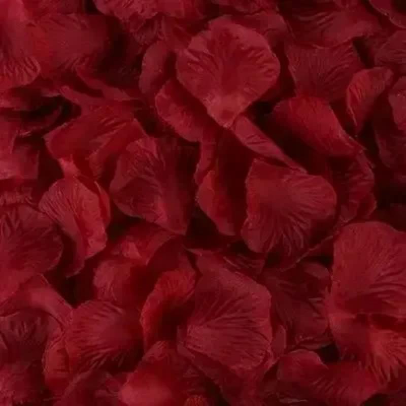 The Wedding Room Is Decorated With Simulated Rose Petals, The Proposal Is Arranged With Romantic Wedding Flowers, Creating A Romantic Atmosphere
